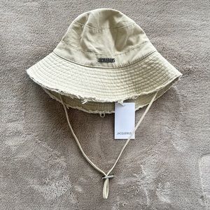 JACQUEMUS
Off-White Les Classiques 'Le bob Artichaut' Hat